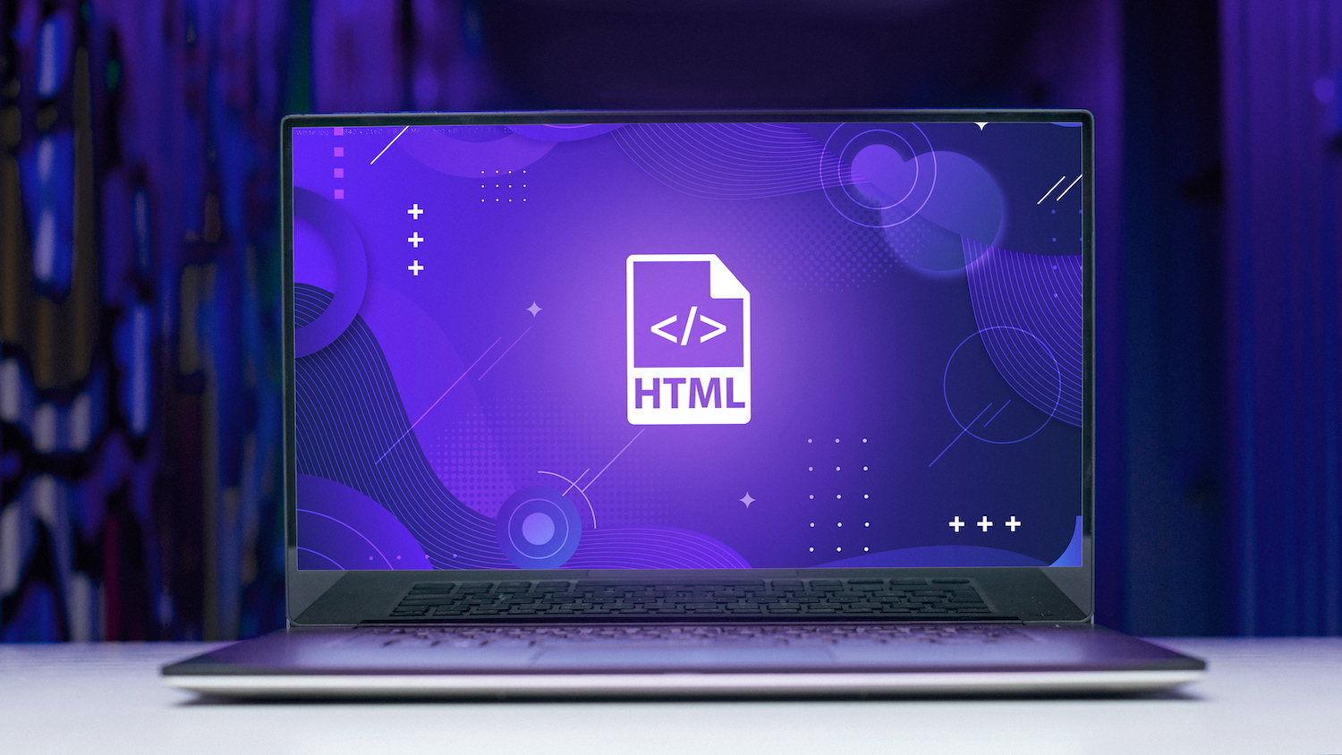 Una persona trabajando concentrada en un laptop en un ambiente moderno